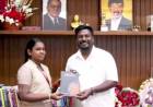 பள்ளிக் கல்வித்துறை அமைச்சருக்கு வாழ்த்து பாடல் பாடிய பள்ளி மாணவிக்கு பரிசு