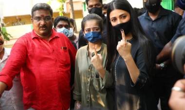 Makkal Needhi Maiam chief @ikamalhaasan, Actress @shrutihaasan and Actress @Iaksharahaasan casted their vote at Chennai High School, Teynampet in #Chennai.