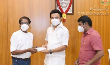 சீமான்,  மற்றும் இயக்குனர் பாரதிராஜா சந்திப்பு முதல்வரின் பொது நிவாரண நிதி தலா ரூ.5 லட்சம் வழங்கினர்!