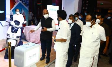 தமிழக மாண்புமிகு முதலமைச்சர் திரு. எம்.கே.ஸ்டாலின்  பார்வையிட்டர். டி.வி.எஸ் ஐக்யூப் எலக்ட்ரிக் ஸ்கூட்டர்
