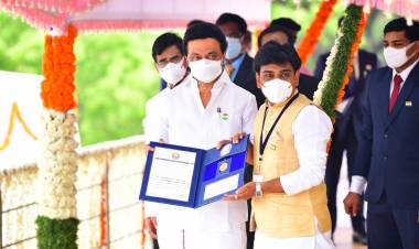 சுதந்திர தின நிகழ்வில்  சமூக சேவைக்கான மாநில இளைஞர் விருது பெற்ற அரவிந்த் ஜெயபால் முதல்வர் ஸ்டாலின் வழங்கினார்.