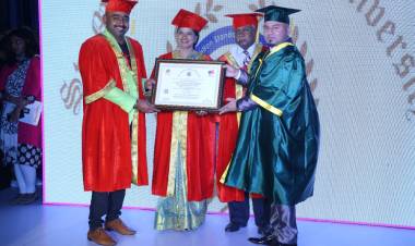 ஃபேஷன் துறையில் சாதனைகள் பல புரிந்துள்ள ஊட்டியைச் சேர்ந்த சதீஷ்குமாருக்கு, ஆஸ்திரேலியாவின் புனித அன்னை தெரசா பல்கலைக்கழகம் சார்பில் கவுரவ டாக்டர் பட்டம் வழங்கப்பட்டது.