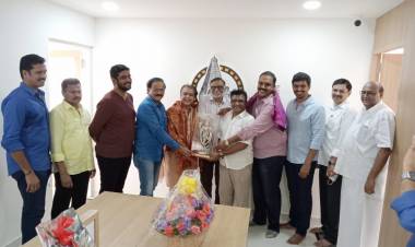 தமிழ் திரைப்பட நடப்பு விநியோகஸ்தர்கள் சங்கத் தலைவர் அருள்பதி, பொது செயலாளர் ராஜமன்னார் ஆகியோரிடம்