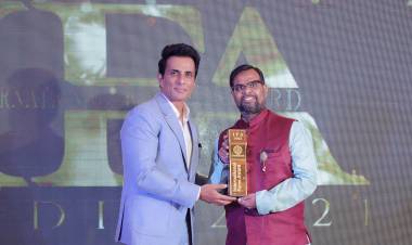 Sonu Sood confers the 'Most Trusted Vastu Consultant & Trainer' award on Hyderabad’s reputed vaastu practitioner Dr Veeramaneni!