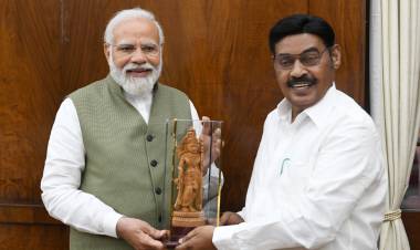 மாண்புமிகு பாரத பிரதமர் திரு நரேந்திர மோடி அவர்களை பெரம்பலூர் மக்களவை உறுப்பினர் டாக்டர் பாரிவேந்தர் அவர்கள் சந்தித்து பெரம்பலூர் இரயில்வே திட்டம் தொடர்பாக கோரிக்கை மனு அளித்தார்