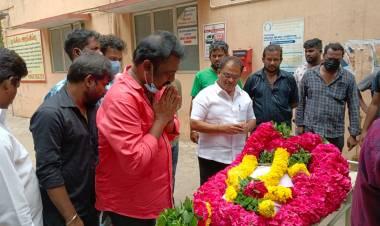 தென்னிந்திய நடிகர் சங்கத்தின் மேலாளர் தாம்ராஜ் அவர்களின் தந்தை ஆறுமுகம் அவர்கள் விபத்தில் காயமடைந்து சிகிச்சை பெற்று வந்தார். சிகிச்சை பலனளிக்காமல் நேற்று மரணமடைந்தார். 