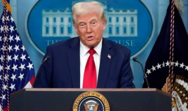 கனடா, மெக்சிகோ, சீன இறக்குமதிக்கு வரி விதிப்பு வர்த்தக போரை தொடங்கிய அமெரிக்கா: அதிபர் டிரம்ப் அதிரடி அறிவிப்பால் உலக பொருளாதாரம் பாதிக்கும் அபாயம்