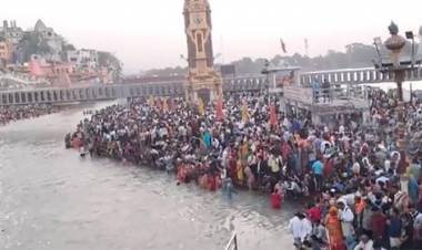 கங்கா தசரா பண்டிகை – கங்கை நதியில் புனித நீராடிய பக்தர்கள்