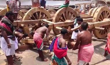 பூரி ஜெகந்நாதர் ரத யாத்திரைக்காக தயாராகும் மூன்று பிரமாண்ட தேர்கள்