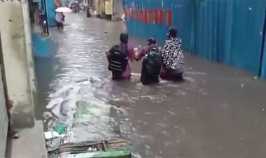 டெல்லியில் கொட்டி தீர்த்த கனமழை – முக்கிய சாலைகள் வெள்ளத்தில் மூழ்கியது