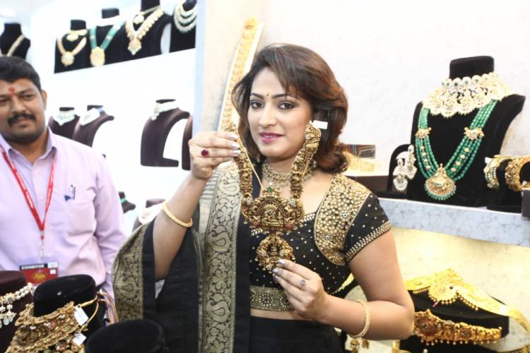 Cine Actress Hari Priya Inaugurates Asia Wedding Fair 2019