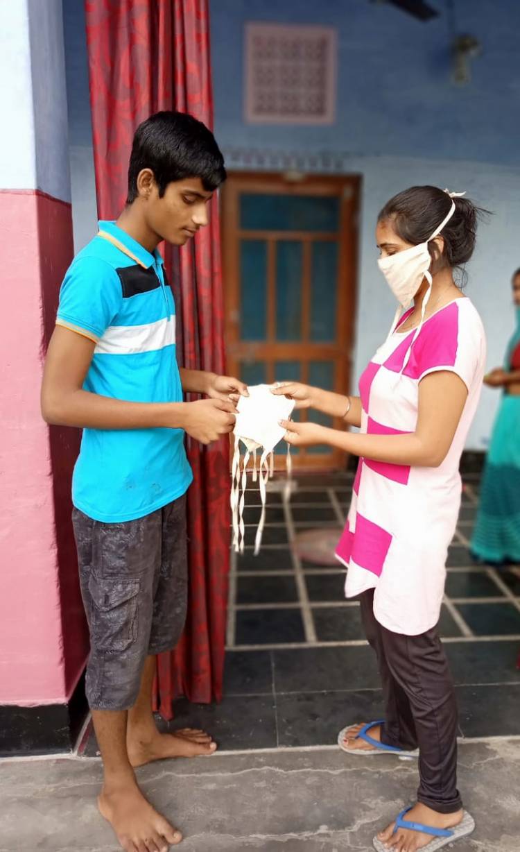 28 year old helps community fight COVID 19 by stitching mask at home