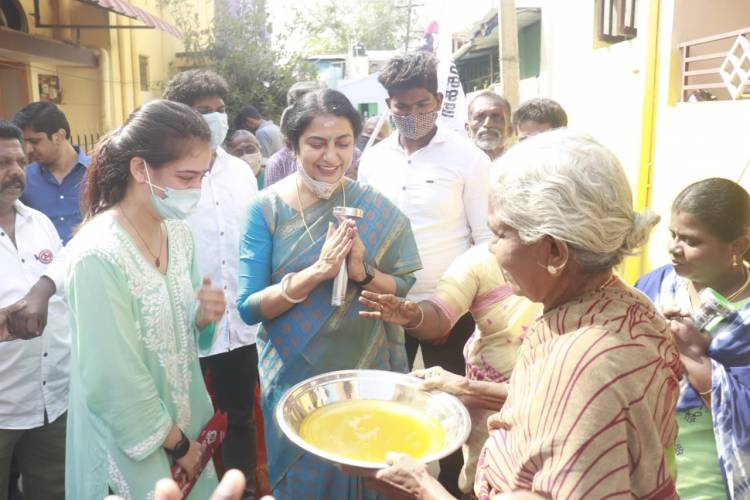 MNM star campaigners Ms. Suhasini Maniratnam and Ms. Akshara Haasan receive overwhelming support from the people of Amman kulam and Ma. Na. Ka. Street. 