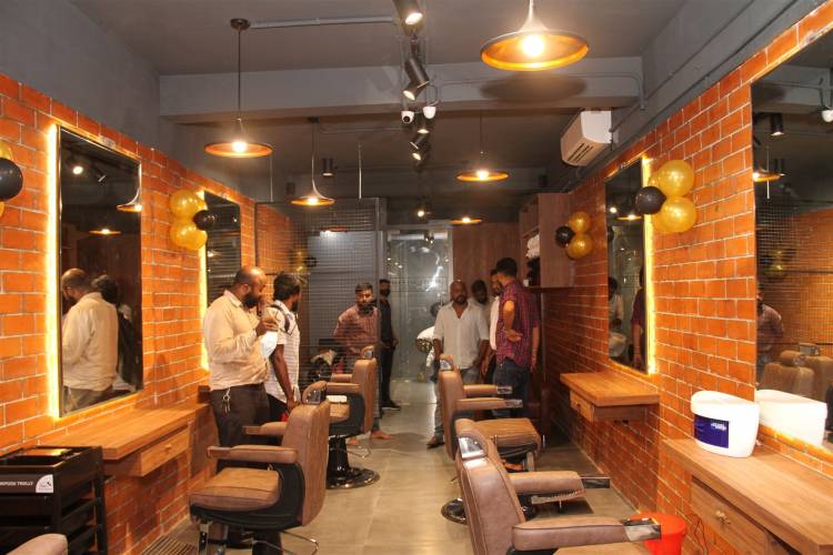"MCKINGSTOWN"  Men's Grooming First Branch launched by Actor ROBO SHANKAR at East Tambaram