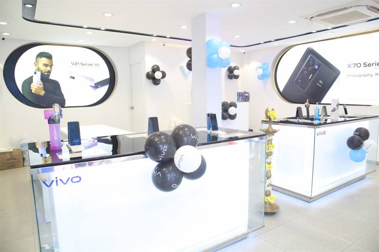 New VIVO Exclusive store @ OMR, Chennai Launched By Mr. Gopalakrishnan – DGM and Mr. Premnath – BRM from VIVO Mobiles