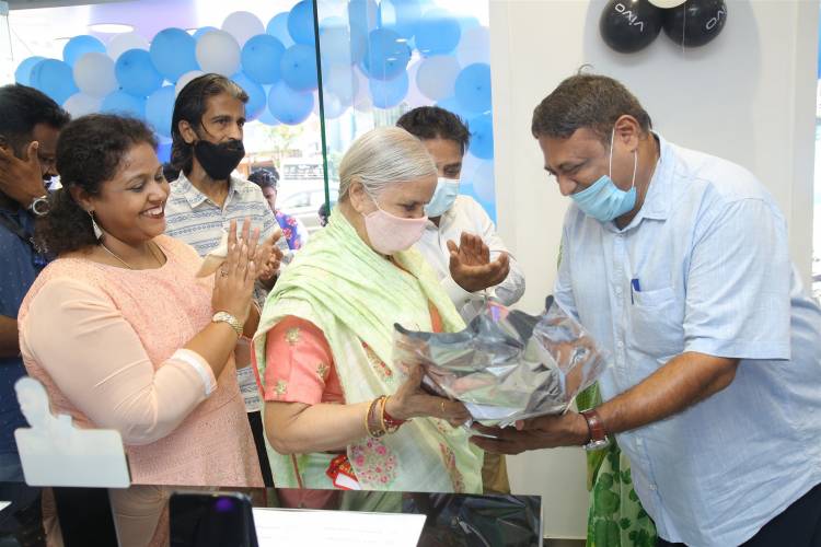 New VIVO Exclusive store @ OMR, Chennai Launched By Mr. Gopalakrishnan – DGM and Mr. Premnath – BRM from VIVO Mobiles