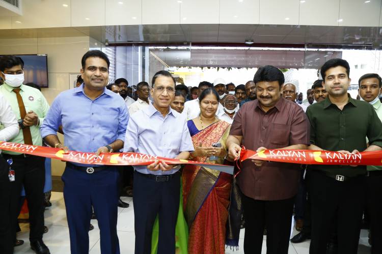 Kalyan Jewellers’ brand ambassador Prabhu Ganesan inaugurates showroom at Chengalpattu