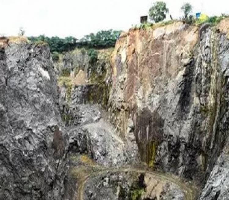 மணப்பாறை அருகே கல்குவாரியை மூட கோரி சாலை மறியல்..!!