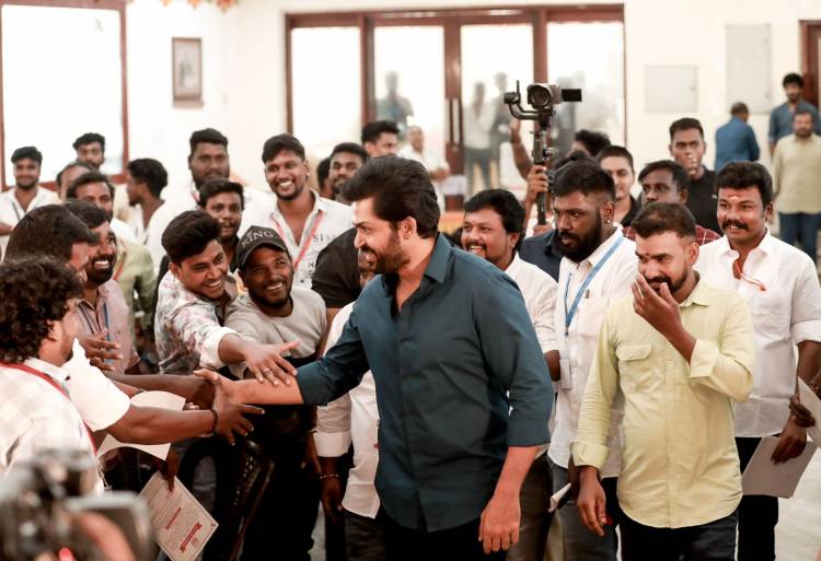 இரத்த தானம் செய்த ரசிகர்களை நேரில் அழைத்து பாராட்டி, விருந்தளித்து மகிழ்ந்த நடிகர் கார்த்தி