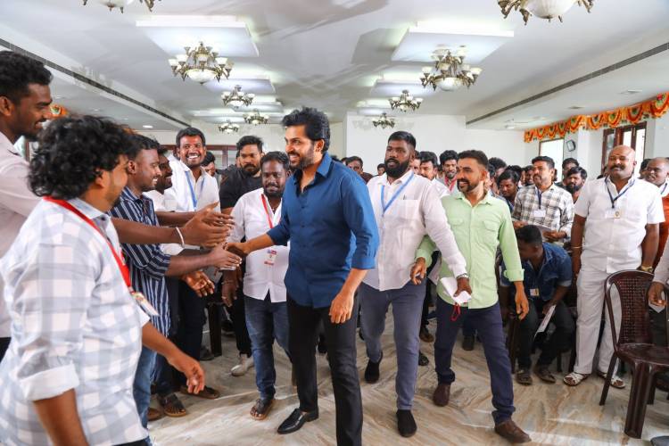 இரத்த தானம் செய்த ரசிகர்களை நேரில் அழைத்து பாராட்டி, விருந்தளித்து மகிழ்ந்த நடிகர் கார்த்தி