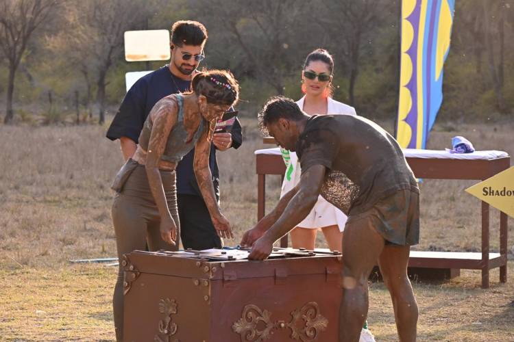 MTV Splitsvilla X5: ExSqueeze Me Please இன் லேட்டஸ்ட் எபிசோடில் குயின் ஆஃப் ஹார்ட்ஸ் சன்னி லியோன் உறவுகளில் முக்கியம் கடைபிடிக்க வேண்டியன் சில உன்னத தொடர்புகள் குறித்து போட்டியாளர்கள் மத்தியில் எடுத்துரைத்தார். 