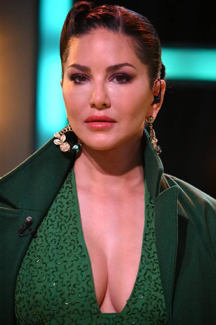 MTV Splitsvilla X5: ExSqueeze Me Please இன் லேட்டஸ்ட் எபிசோடில் குயின் ஆஃப் ஹார்ட்ஸ் சன்னி லியோன் உறவுகளில் முக்கியம் கடைபிடிக்க வேண்டியன் சில உன்னத தொடர்புகள் குறித்து போட்டியாளர்கள் மத்தியில் எடுத்துரைத்தார். 