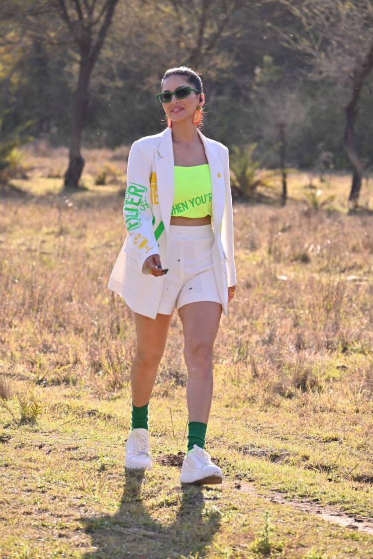 MTV Splitsvilla X5: ExSqueeze Me Please இன் லேட்டஸ்ட் எபிசோடில் குயின் ஆஃப் ஹார்ட்ஸ் சன்னி லியோன் உறவுகளில் முக்கியம் கடைபிடிக்க வேண்டியன் சில உன்னத தொடர்புகள் குறித்து போட்டியாளர்கள் மத்தியில் எடுத்துரைத்தார். 