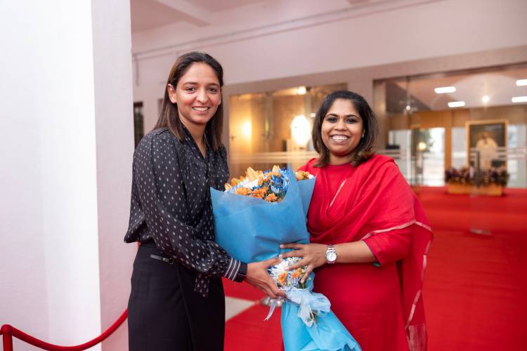 மகளிர் உலக கோப்பையின் பிரம்மாண்ட வெற்றிக்குப் பின், முதன் முறையாக சென்னை சத்யபாமா அறிவியல் மற்றும் தொழில்நுட்ப நிறுவனத்திற்கு வருகை தந்த, கேப்டன் ஹர்மன்ப்ரீத் கவுர் !!