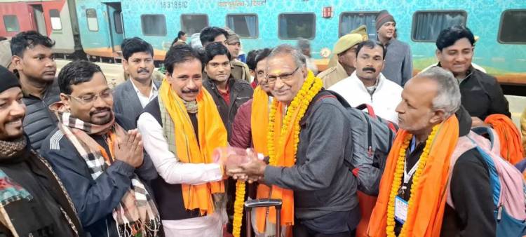  Kashi Tamil Sangamam-4.0- Writers’ delegation from Tamil Nadu gets grand traditional welcome in Kashi with rhythmic beats of Damru and flower petals