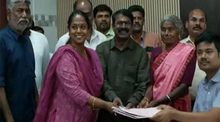 காரைக்குடி தொகுதியில் போட்டியிடும் சீமான் வேட்புமனு தாக்கல் செய்தார்