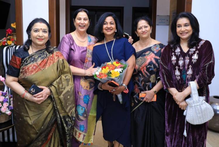 #Sripriya & #RajkumarSethupathy hosted a grand celebration honouring #RadikaaSarathkumar for the historic blockbuster success of #Thaaikizhavi,l
