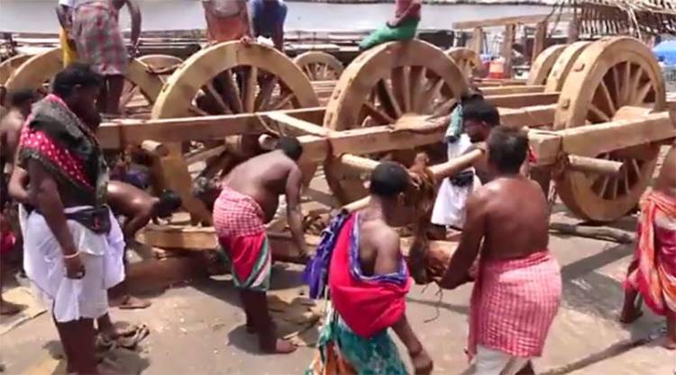 பூரி ஜெகந்நாதர் ரத யாத்திரைக்காக தயாராகும் மூன்று பிரமாண்ட தேர்கள்