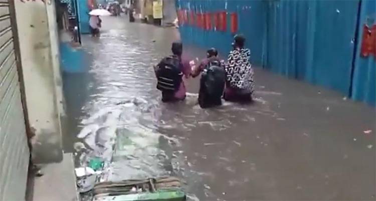 டெல்லியில் கொட்டி தீர்த்த கனமழை – முக்கிய சாலைகள் வெள்ளத்தில் மூழ்கியது